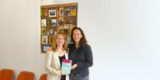 Dr. Judith Becker übergibt ihre Dissertation an Prof. Dr. Maximiliane Wilkesmann