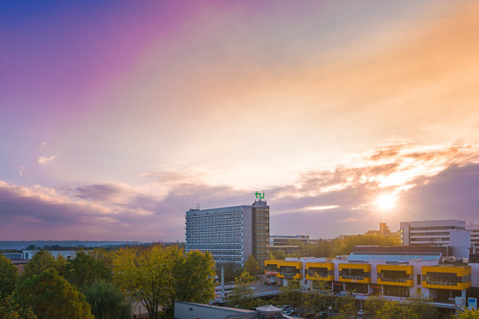 Sonnenuntergang über den Gebäuden des Campus Nord der TU Dortmund.